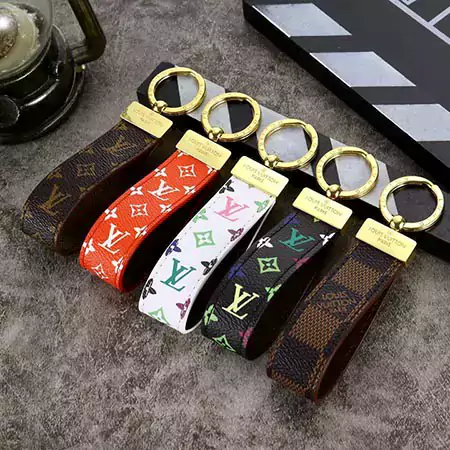 新発売 芸能人愛用 人気 ルイヴィトン ロゴ付き レザー キーホルダー Louis Vuitton ペンダント おしゃれ キーリング 祝日プレゼント