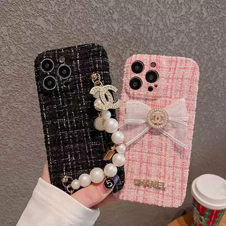 レディースに人気！シャネル（CHANEL）のiphone 14カバーです。シャネル iphone 16 15 ケース  Chanel iphone 16 15 ケースアイコニックなキルティングデザインとココマークが特徴！オシャレなチェーンストラップ付き、かつ高級感ある仕上がり！2色展開、どんなコーデにもマッチします！