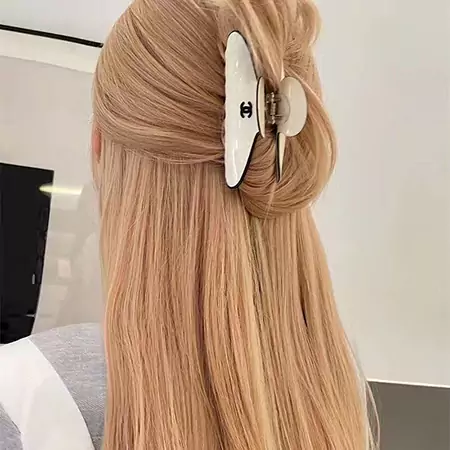 シャネル ヘアクリップ おしゃれ