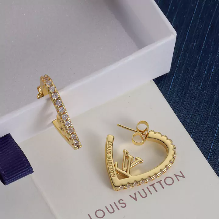 Louis Vuitton（ルイ・ヴィトン）のLVイヤリングは、そのスーパー可愛いデザインで有名であり、流行でお手頃な選択肢です。このハート型のイヤリングにはダイヤモンドが付いており、華やかさをプラスし、独特のセンスとスタイルを演出します。ファッション界の人気アイテムです。