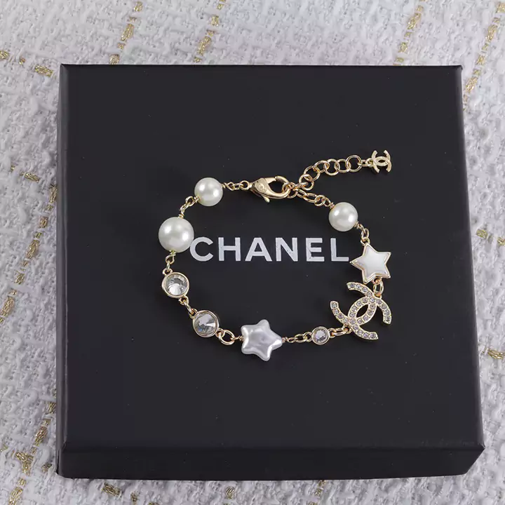 Chanel（シャネル）のココマークブレスレットは、その流行のデザインと独自のスタイルで知られています。このブレスレットにはパールが施され、Chanelブランドの優