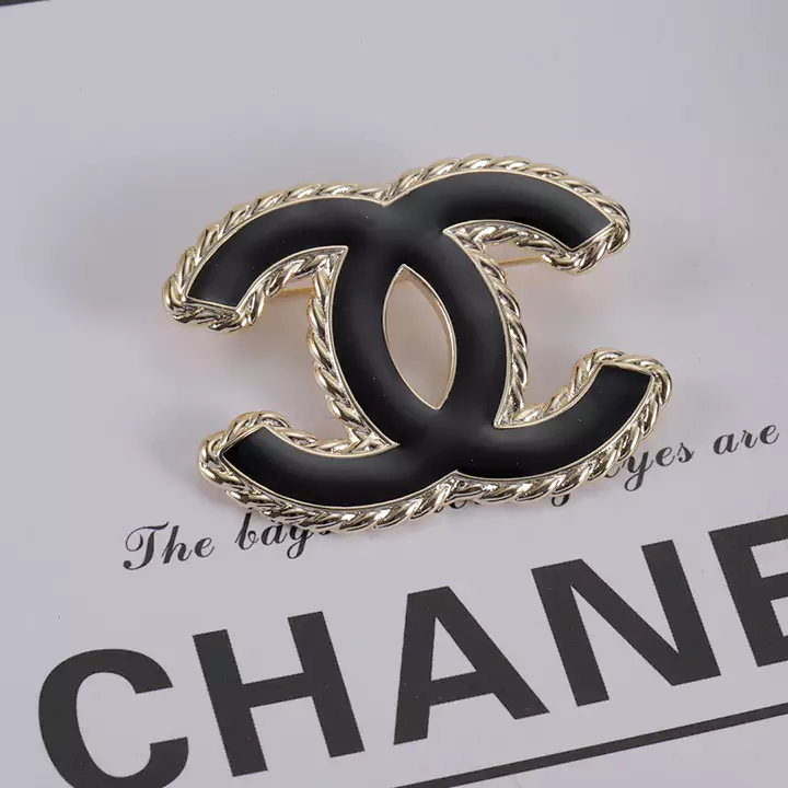 Chanel（シャネル）のココマークブローチは、ブランドの代表的なアクセサリーであり、Chanelロゴが施され、流行しており、手頃な価格です。スタイルと品位を示す理想的な選択肢です。