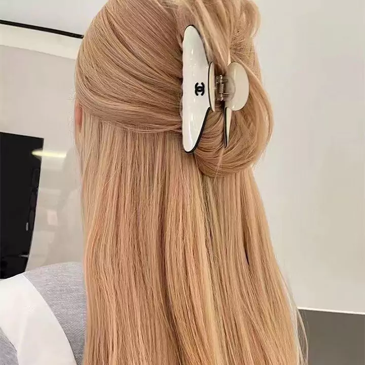 CHANEL ハイエンドなブラックアンドホワイトのアセテート製ヘアクリップ。エレガントな後頭部用の曲線的なシャーククリップヘアクリップ。