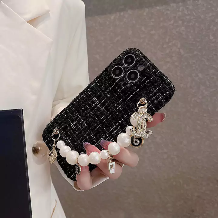 レディースに人気！シャネル（CHANEL）のiphone 14カバーです。シャネル iphone 16 15 ケース  Chanel iphone 16 15 ケースアイコニックなキルティングデザインとココマークが特徴！オシャレなチェーンストラップ付き、かつ高級感ある仕上がり！2色展開、どんなコーデにもマッチします！