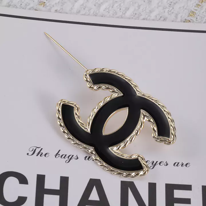 Chanel（シャネル）のココマークブローチは、ブランドの代表的なアクセサリーであり、Chanelロゴが施され、流行しており、手頃な価格です。スタイルと品位を示す理想的な選択肢です。