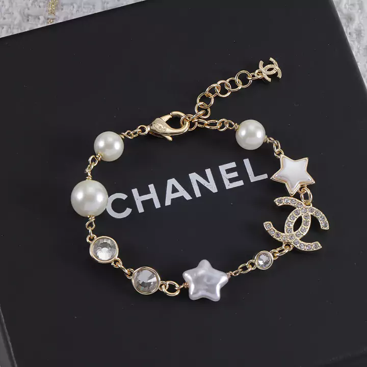 Chanel（シャネル）のココマークブレスレットは、その流行のデザインと独自のスタイルで知られています。このブレスレットにはパールが施され、Chanelブランドの優