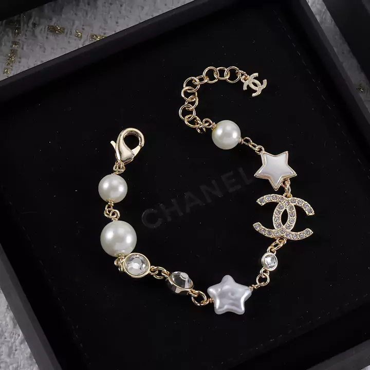 Chanel（シャネル）のココマークブレスレットは、その流行のデザインと独自のスタイルで知られています。このブレスレットにはパールが施され、Chanelブランドの優