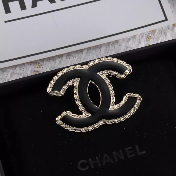 Chanel（シャネル）のココマークブローチは、ブランドの代表的なアクセサリーであり、Chanelロゴが施され、流行しており、手頃な価格です。スタイルと品位を示す理想的な選択肢です。