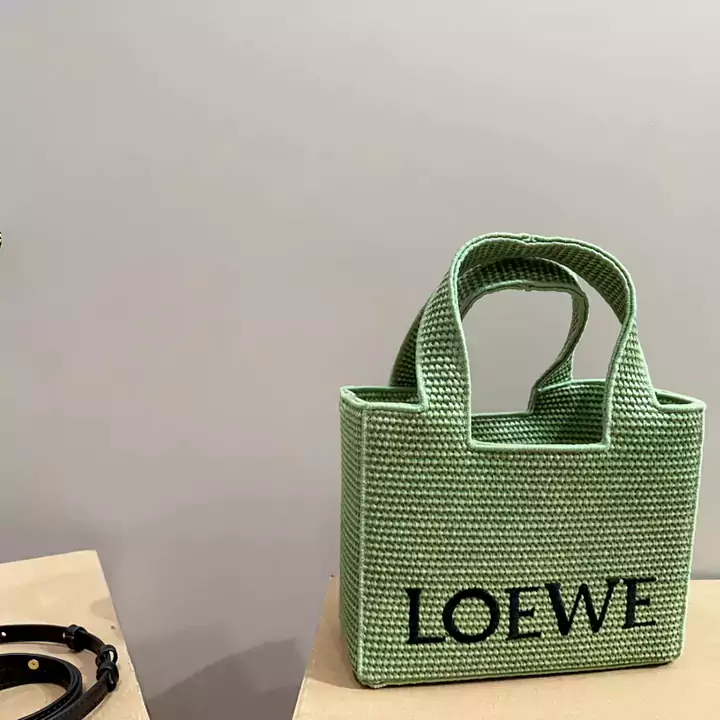 Loewe 夏向けラフィアバッグ